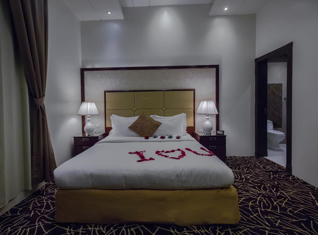 Rest Night Serviced Apartments- Alhamra Riyadh Exteriör bild A bedroom in the hotel