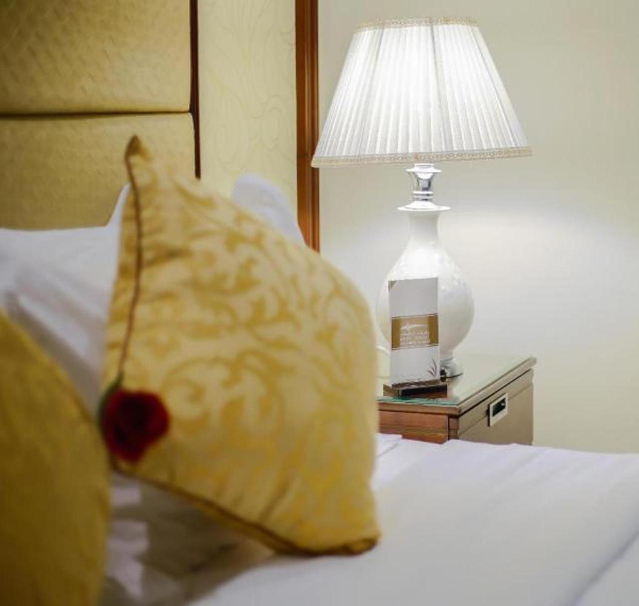 Rest Night Serviced Apartments- Alhamra Riyadh Exteriör bild A lamp on a bedside table
